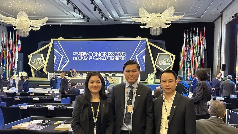 Ông Trần Anh Tú (giữa) cùng ông Nguyễn Trung Kiên và bà Nguyễn Thanh Hà đại diện VFF tham dự Đại hội