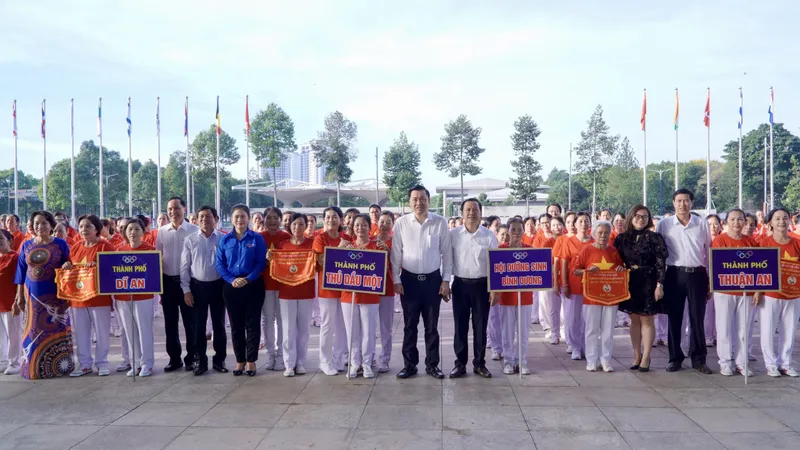 Ban tổ chức chụp ảnh lưu niệm cùng các VĐV tại lễ khai mạc