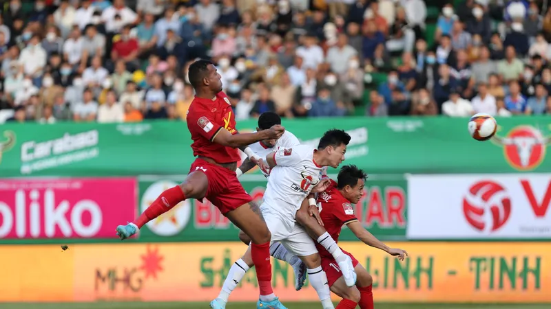 HA.GL và Hà Tĩnh bất phân thắng bại trên sân Pleiku. Ảnh: Dũng Phương