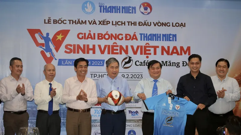 Ban tổ chức giới thiệu trang phục và bóng thi đấu tại giải. Ảnh: DŨNG PHƯƠNG