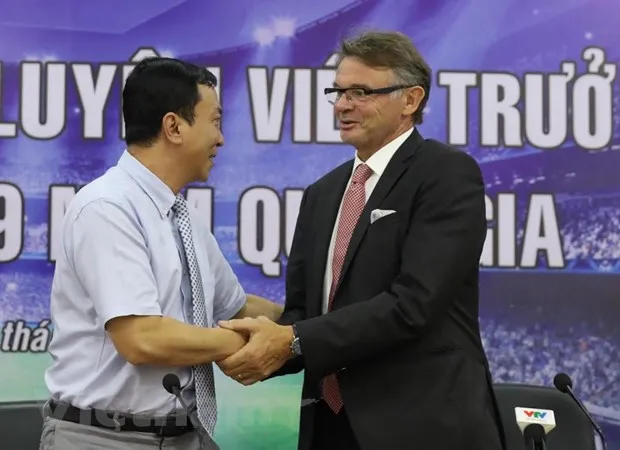 "Phù Thủy Trắng" Troussier chính thức kế nhiệm HLV Park Hang-seo