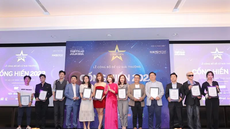 Ban tổ chức trao tặng kỷ niệm chương cho các đại biểu tham dự lễ công bố Danh sách đề cử. Ảnh: ANH TRẦN