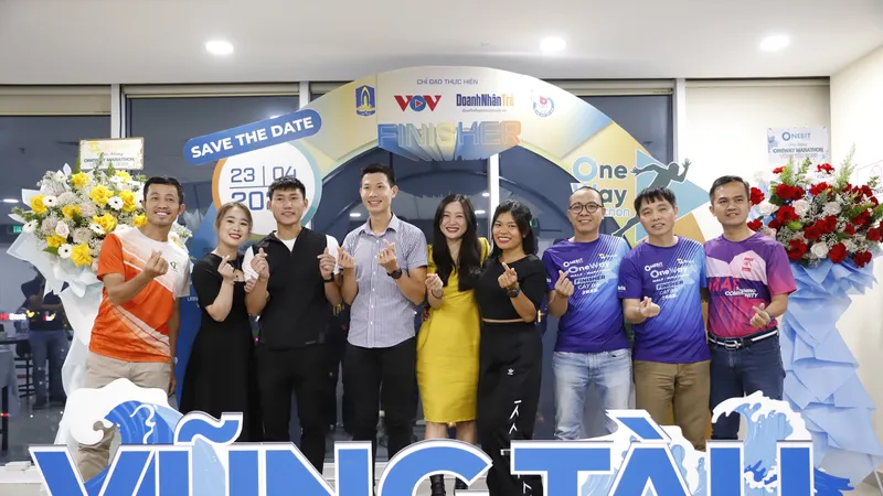 Đại diện các nhóm chạy, CLB chụp ảnh lưu niệm tại buồi gặp mặt 