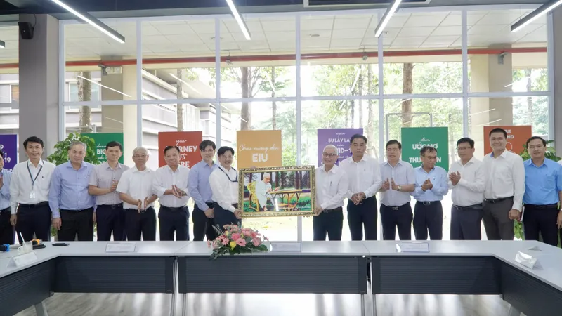 Đại diện Ban giám hiệu EIU chụp ảnh lưu niệm cùng Đoàn công tác