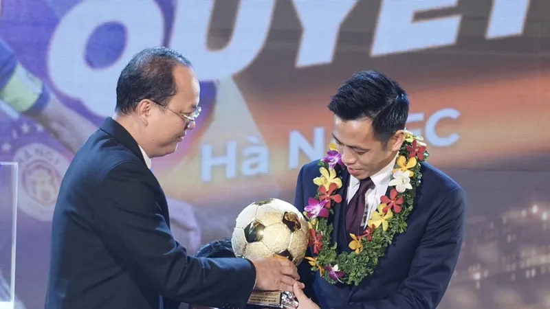 Phó Bí thư Thành ủy TPHCM Nguyễn Hồ Hải trao QBV Việt Nam 2022 cho Văn Quyết. ẢNH: HOÀNG HÙNG