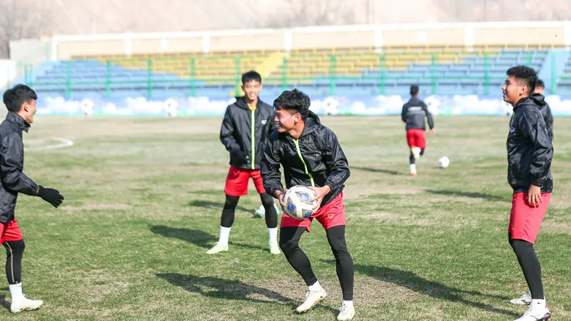 Các cầu thủ vừa phải cố sớm thích nghi với thời tiết lạnh tại Uzbekistan mà còn cả sân tập khá xấu