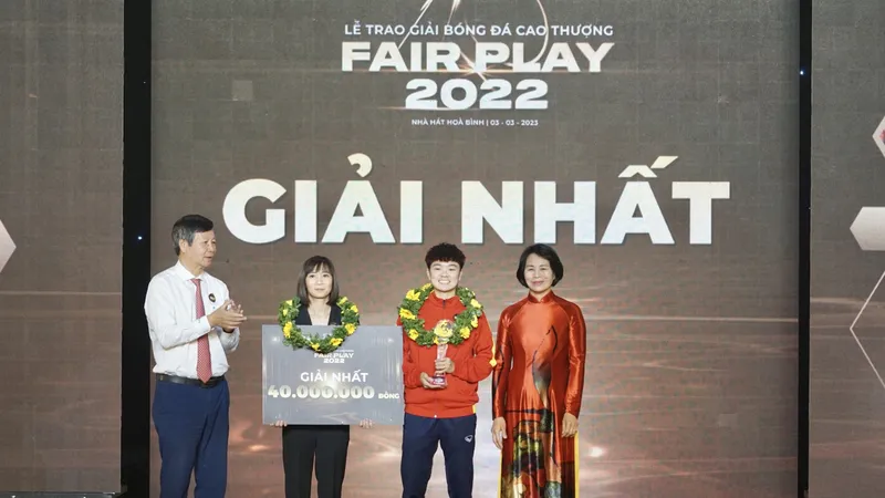 Đội tuyển nữ Việt Nam giành giải Nhất và tuyển thủ Thùy Trang giành giải Tư tại cuộc bầu chọn năm 2022. Ảnh: HOÀNG HÙNG