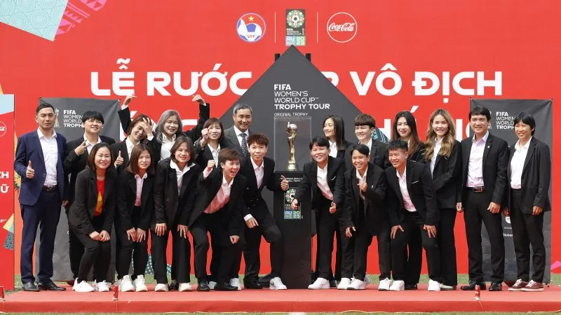 Thầy trò HLV Mai Đức Chung bên Cúp vàng World Cup nữ vào sáng 4-3. Ảnh: MINH HOÀNG