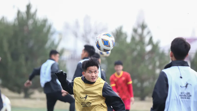 Đội U20 Việt Nam có buổi tập trên sân cỏ nhân tạo chiều 6-3