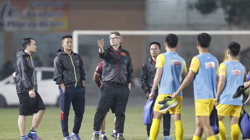 HLV Troussier trong những ngày đầu làm việc cùng đội tuyển U23