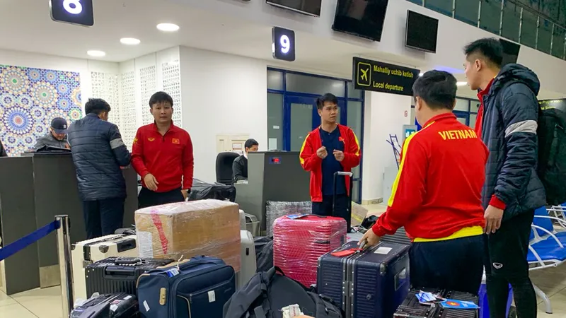 Các cầu thủ chờ làm thủ tục tại sân bay