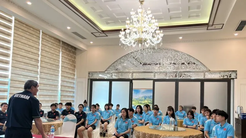 HLV Mai Đức Chung trao đổi cùng các học trò trong ngày đầu hội quân