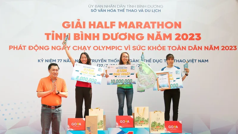 Đại diện Ban Tổ chức trao giải cho các VĐV đạt thành tích cao