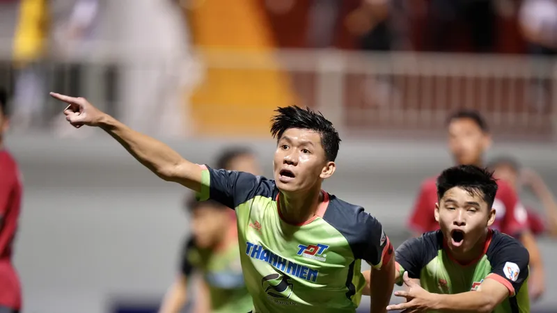 Niềm vui của Hoàng Nam sau bàn gỡ hòa 1-1 cho ĐH Tôn Đức Thắng vào phú bù giờ