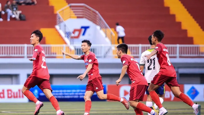 Niềm vui của cầu thủ ĐH Tôn Đức Thắng sau chiến thắng 2-1 trước ĐH Văn Lang