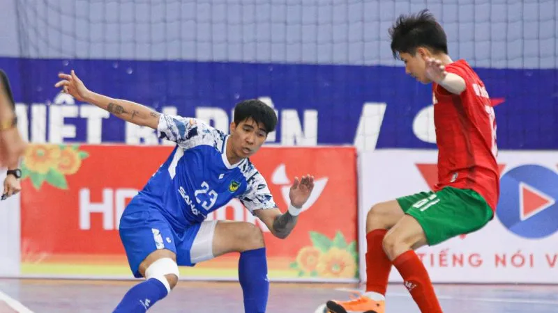Sahako FC (áo xanh) có chiến thắng cách biệt 4-0 ở trận ra quân