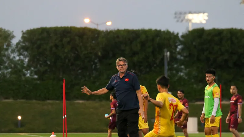 Thầy trò đội tuyển U23 Việt Nam trên sân tập chiều 19-3