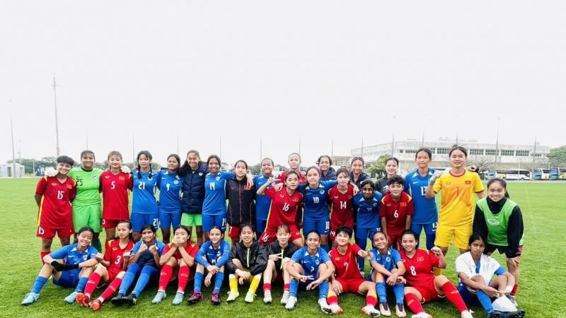 Cầu thủ hai đội U17 Việt Nam và Singapore chụp ảnh lưu niệm trước trận đấu