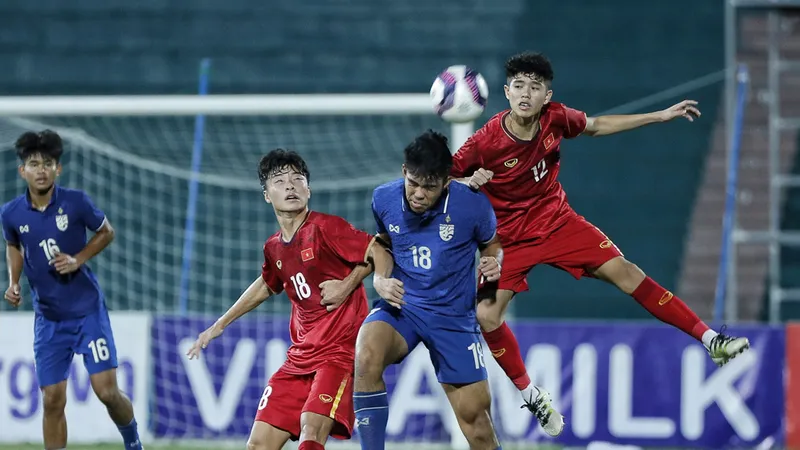 U17 Việt Nam vượt qua Thái Lan ở vòng loại bảng