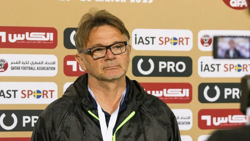 HLV Philippe Troussier: “Trọng tài không mắc sai lầm ở hai tình huống rút thẻ đỏ”