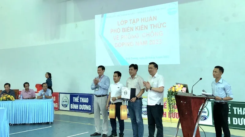 Ông Cao Văn Chóng tặng quà lưu niệm cho các giảng viên lớp tập huấn đến từ Trung tâm Doping và Y học thể thao Quốc gia
