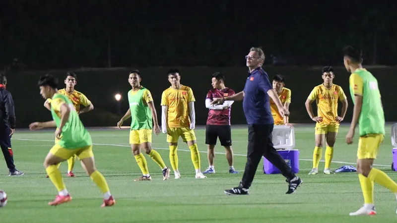 Thầy trò đội U23 Việt Nam trên sân tập vào tối 24-3