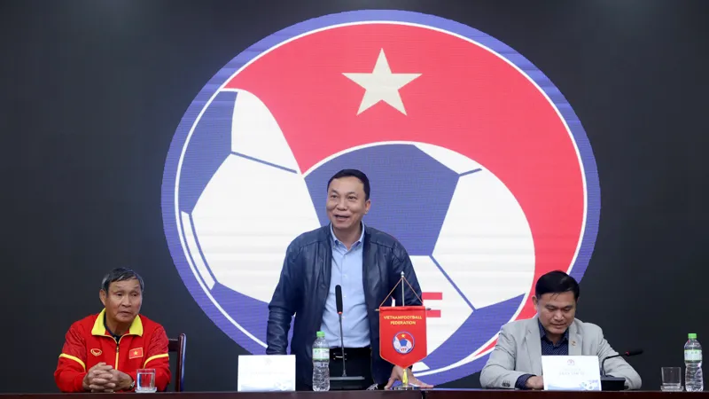 Chủ tịch VFF Trần Quốc Tuấn chia sẻ cùng toàn đội tai buổi gặp gỡ