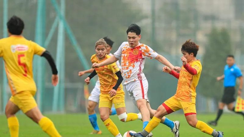 Đội tuyển nữ Việt Nam hòa 2-2 với đội Thanh Niên Hà Nội vào chiều 1-4