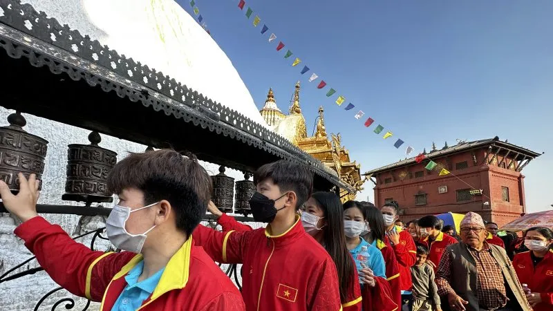 Cả đội được đi tham quan một số địa danh nổi tiếng tại Nepal vào ngày 6-4