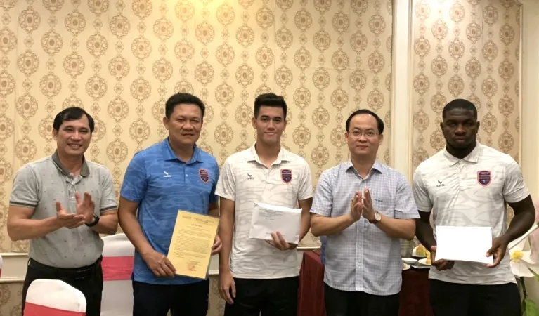 Ông Nguyễn Khoa Hải trao thư chúc mừng của Lãnh đạo tỉnh cho Ban huấn luyện và các Cầu thủ