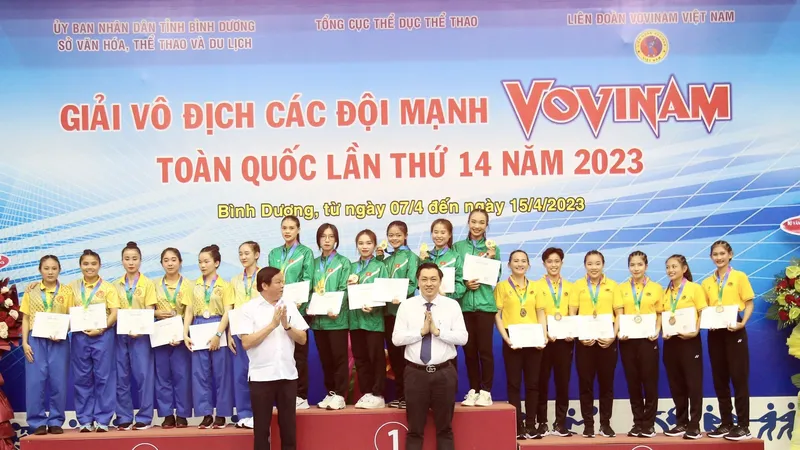 Đại biểu trao huy chương cho các VĐV đạt thành tích cao