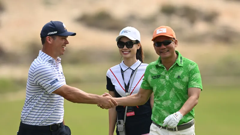 Paul Casey – tay golf sở hữu 21 danh hiệu toàn thế giới đang chia sẻ với chủ tịch VGS Bùi Đức Long về ấn tượng của anh khi du đấu tại Việt Nam