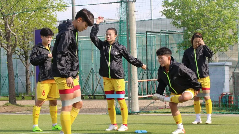 Các tuyển thủ trên sân tập ngày 17-4