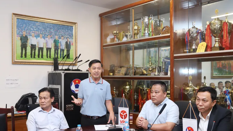 Trưởng Ban trọng tài VFF Đặng Thanh Hạ phát biểu tại khóa học sáng 18-4