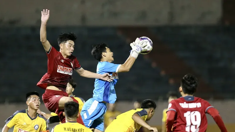 Đội chủ nhà Tây Ninh (áo đỏ) trắng tay trước Khánh Hòa với tỷ số 0-1