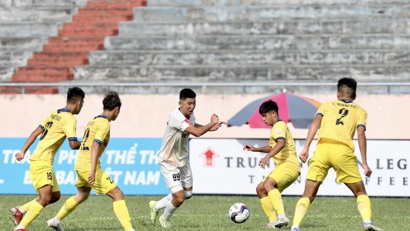 B.Bình Dương (áo trắng) để thua 1-2 trước SLNA