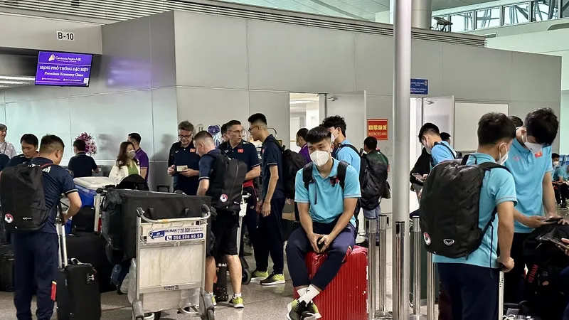 Đội U22 Việt Nam tại sân bay Tân Sơn Nhất sáng 26-4. Ảnh: DŨNG PHƯƠNG