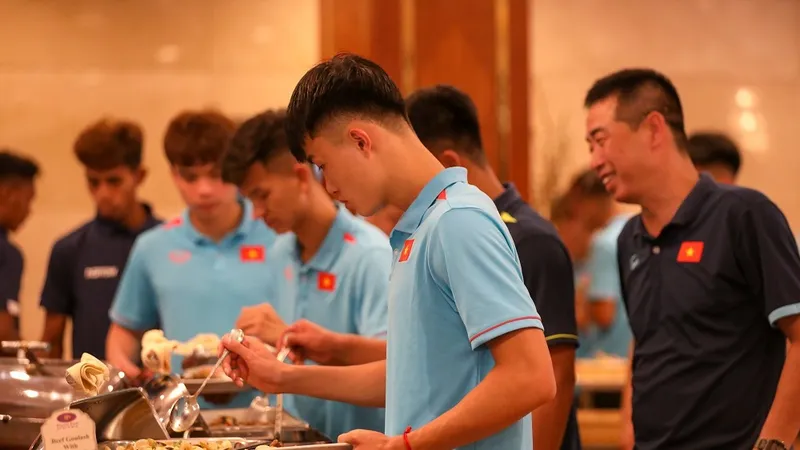 Trợ lý Ngô Việt Trung và các cầu thủ tại Nhà hàng của Phnom Penh Hotel vào trưa 27-4. Ảnh: QUỲNH MAI