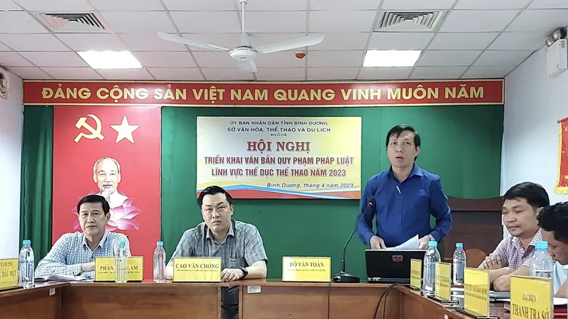 Ông Đỗ Văn Toàn - Trưởng phòng Quản lý TDTT, Sở VHTTDL triển khai các Văn bản tại Hội nghị