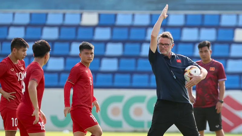 Chờ đợi màn khởi đầu thuận lợi của thầy trò ông Troussier. Ảnh: ANH KHOA