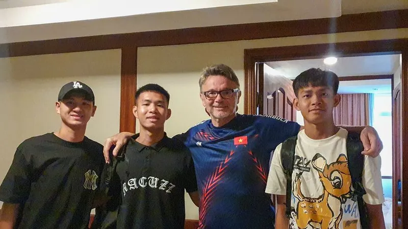 HLV Troussier cùng các cầu thủ Đức Hoàng, Tuấn Dương và Vĩ Hào