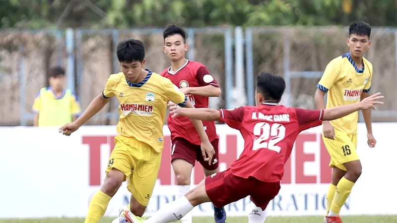 Thanh Hóa (áo đỏ) vượt qua HA.GL trên loạt sút luân lưu