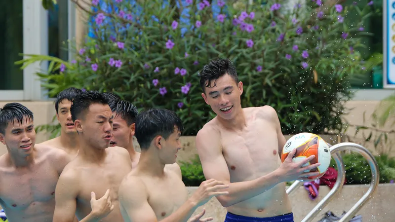 Các cầu thủ U22 Việt Nam thoải mái ở hồ bơi trong hai ngày 4 và 5-5...