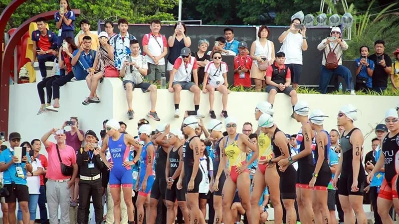 Các VĐV thi đấu môn aquathlon sáng nay. Tác giả: AKP