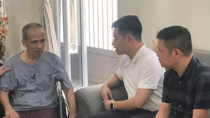 Đại diện Công ty Hoành Sơn và Công ty VPF đến thăm cựu tuyển thủ Trần Văn Hiệp tại nhà riêng vào ngày 4-5