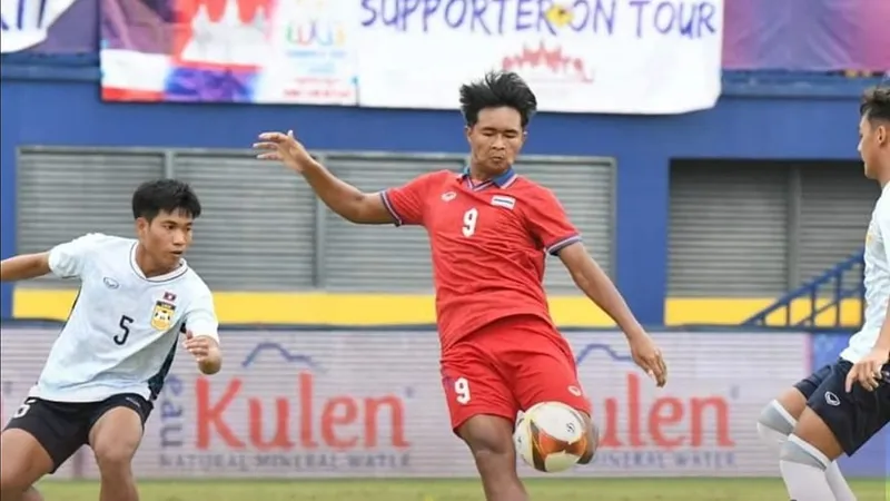 Thái Lan (áo đỏ) thắng cách biệt 4-1 trước Lào
