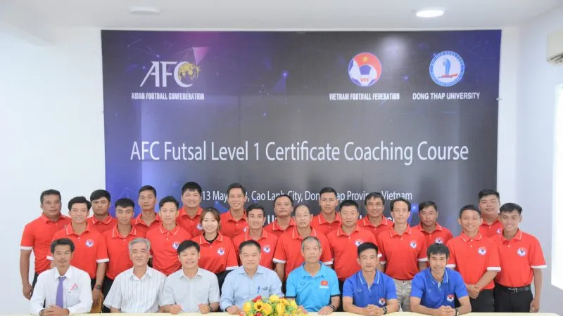Ban tổ chức và các học viên chụp hình lưu niệm ở ngày khai mạc