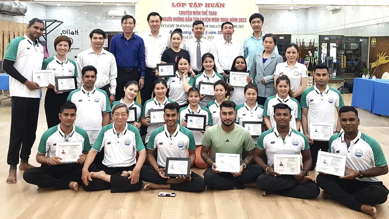 Ban tổ chức cùng giảng viên chụp hình lưu niệm với học viên của lớp