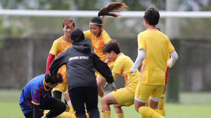 Không khí thoải mái trên sân tập của ĐT nữ Việt Nam vào chiều 14-5. Ảnh: DŨNG PHƯƠNG