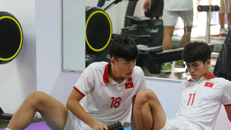 Các cầu thủ Việt Nam tập phục hồi vào sáng 14-5